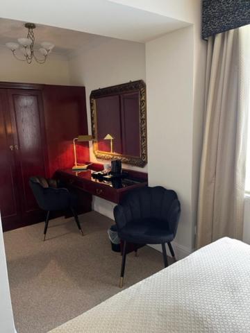 The Masons Arms Hotel Бридженд Экстерьер фото